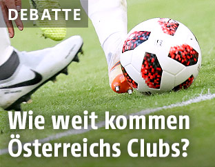 Fußballerbeine mit Ball