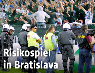 Fans und Sicherheitskräfte im Stadion