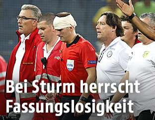 Der verletzte Schiedsrichterassistent Fredrik Klyver (Schweden) verl&auml;sst das Spielfeld
