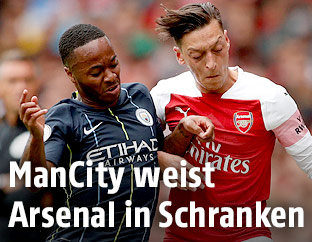 Raheem Sterling (Manchester City) und Mesut Özil (Arsenal)