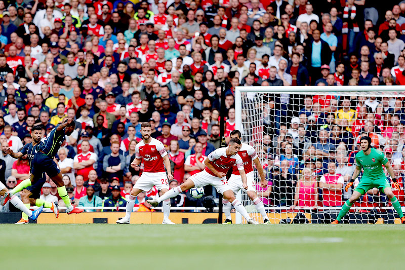 Raheem Sterling (Manchester City) schießt ein Tor gegen Arsenal