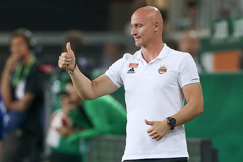 Goran Djuricin (Rapid) zeigt Daumen hoch