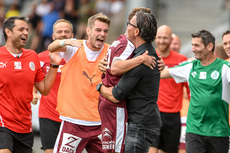 © GEPA/Oliver Lerch Trainer Gerald Baumgartner jubelt mit Spielern