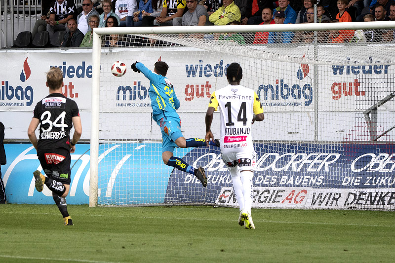 © APA/EXPA/Reinhard Eisenbauer Tormann Marko Soldo (RZ Pellets WAC) bezwungen von Peter Michorl (LASK)